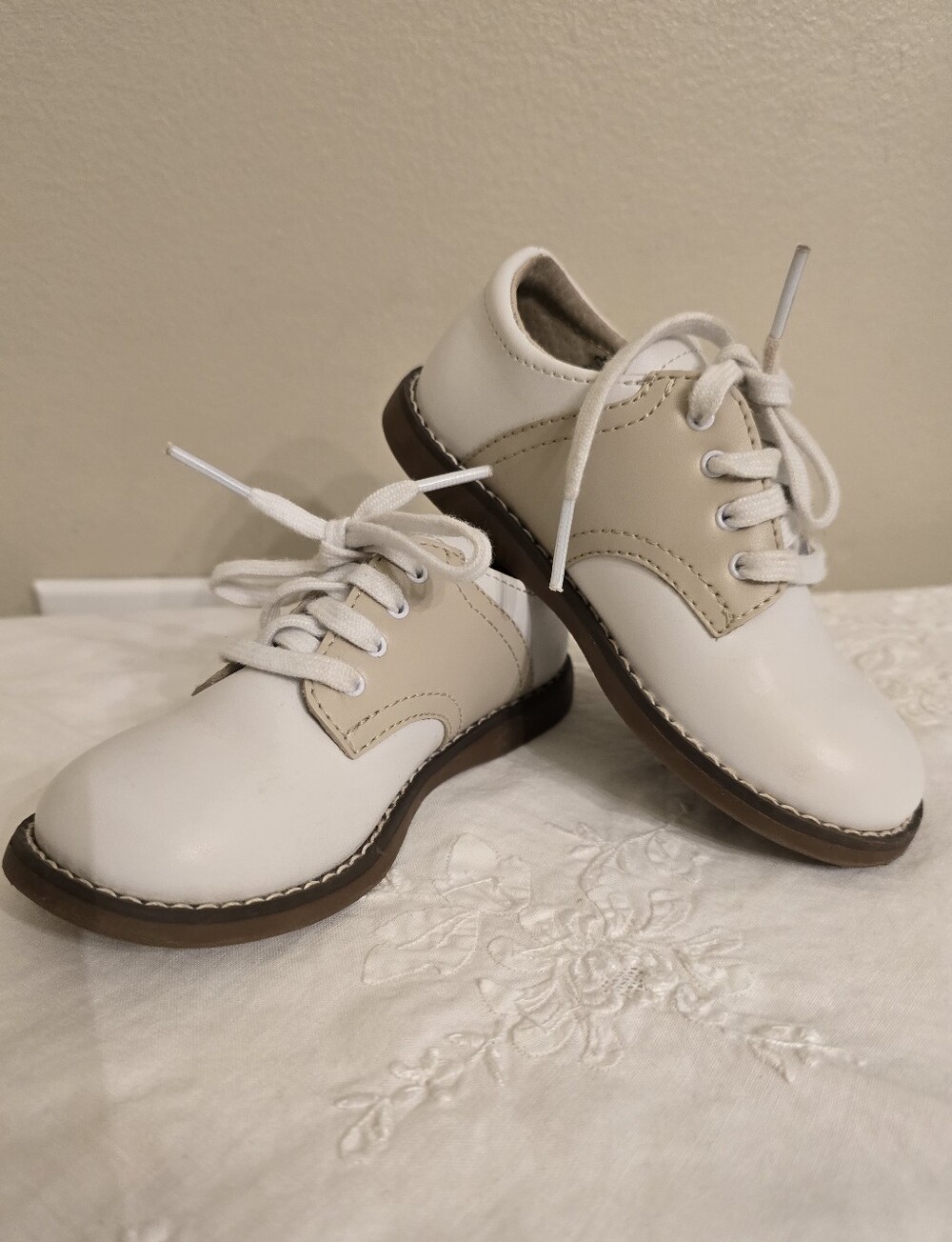 Footmates Two-Tone Lace-Up Oxford Shoes in White and Cream Size 8.5
